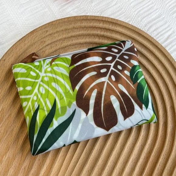 NWT Tropical Leaf Tote Bag - Picture 7 of 7